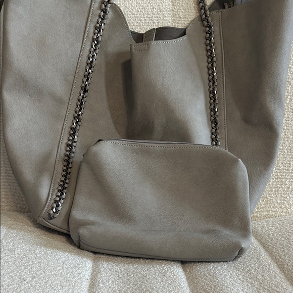 Elegant Gray Tote Bag with Chain Accents - Picture 5 of 7